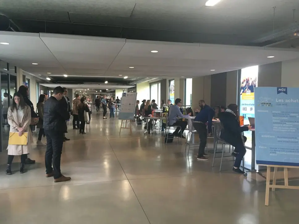 Photo des stands de différentes entreprises lors d'un Job Dating