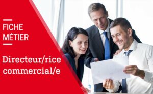 trois personnes qui discutent faces à un document en souriant