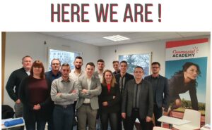 Salariés Ecofac Academy qui posent avec la promotion d'apprenant, futurs commerciaux