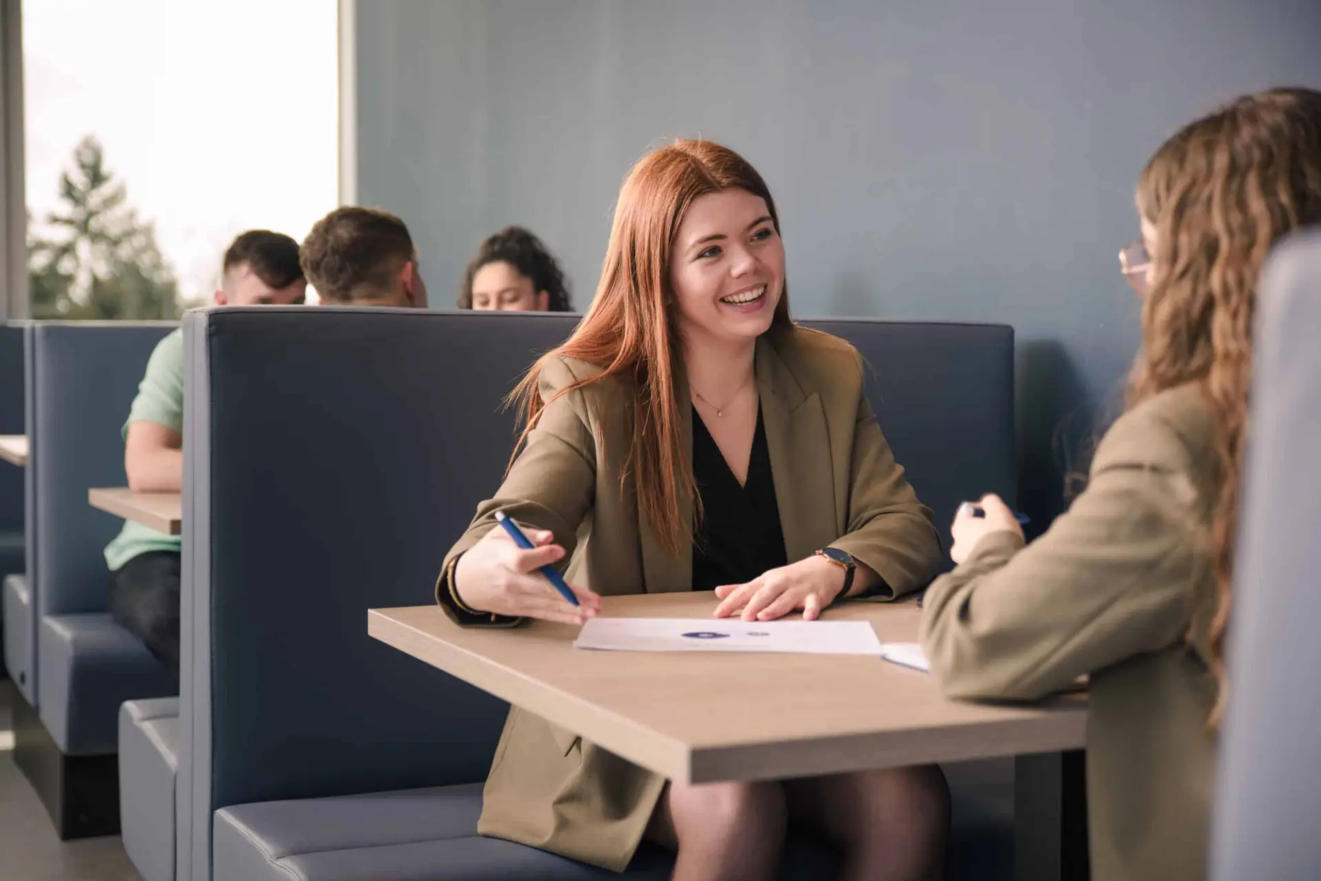 Photo de deux étudiantes assises et travaillant ensemble face à face