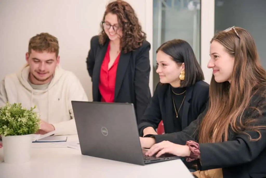 Photo de quatre étudiants travaillant ensemble autour d'une table