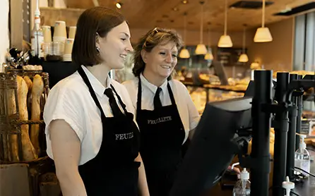 étudiante Ecofac retail travaillant avec sa tutrice à la caisse d'une boulangerie feuillete