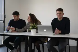 Trois étudiants en salle de cours avec un ordinateur