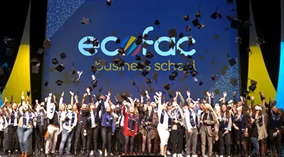lancer de toques lors de la remise de diplômes Ecofac