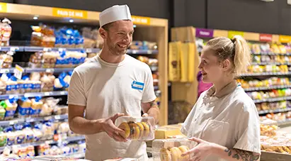 étudiante Ecofac Retail travaillant dans la grande distribution avec son responsable