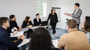 Étudiant en présentation de projet devant le groupe de classe Ecofac Academy
