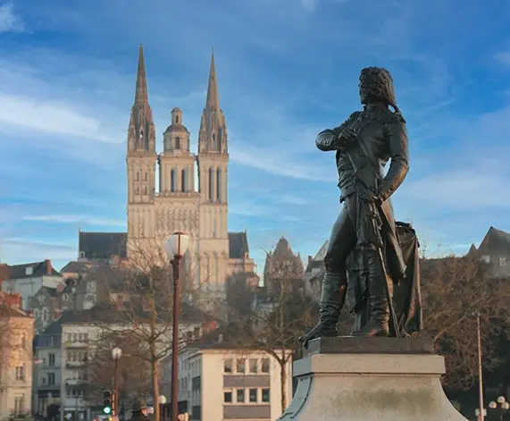 statue et églises, symboles de la ville d'Angers