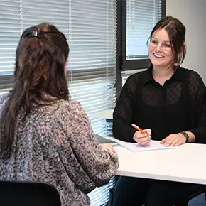 entretien entre une collaboratrice Ecofac et une étudiante autour d'un bureau