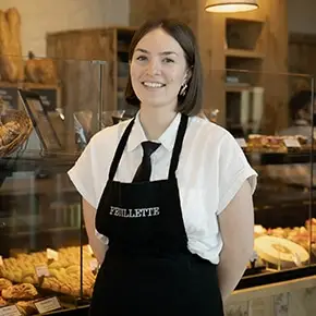 etudiante Ecofac Retail travaillant dans la boulangerie feuillete