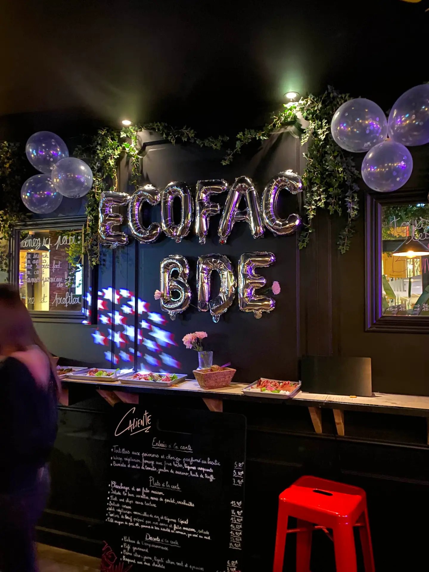 ECOFAC BDE écrit avec des balon argenté accroché au mur d'un bar pour la soirée d'intégration du campus Ecofac Rennes
