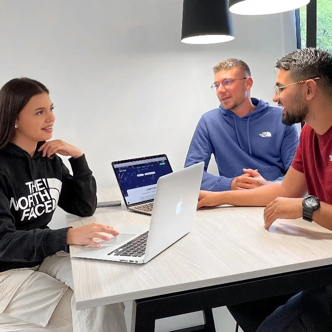 travail de groupe sur la marque the North Face par les étudiant du campus Angers