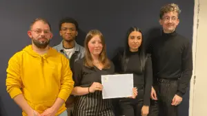 groupe d'étudiant Ecofac Retail qui posent pour la réussite de l'obtention de leur titre