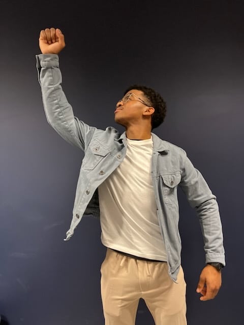 un apprenant retail fait la pose de superman pour célébrer son diplôme