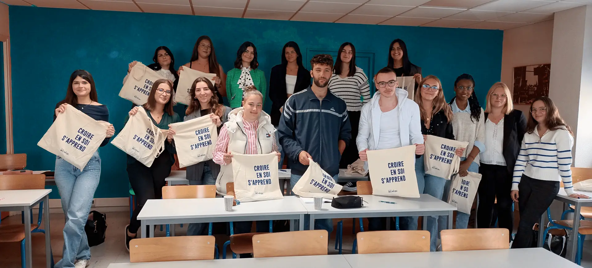 Groupe d’étudiants en Bachelor Communication, en salle de classe tenant des tote bags Ecofac
