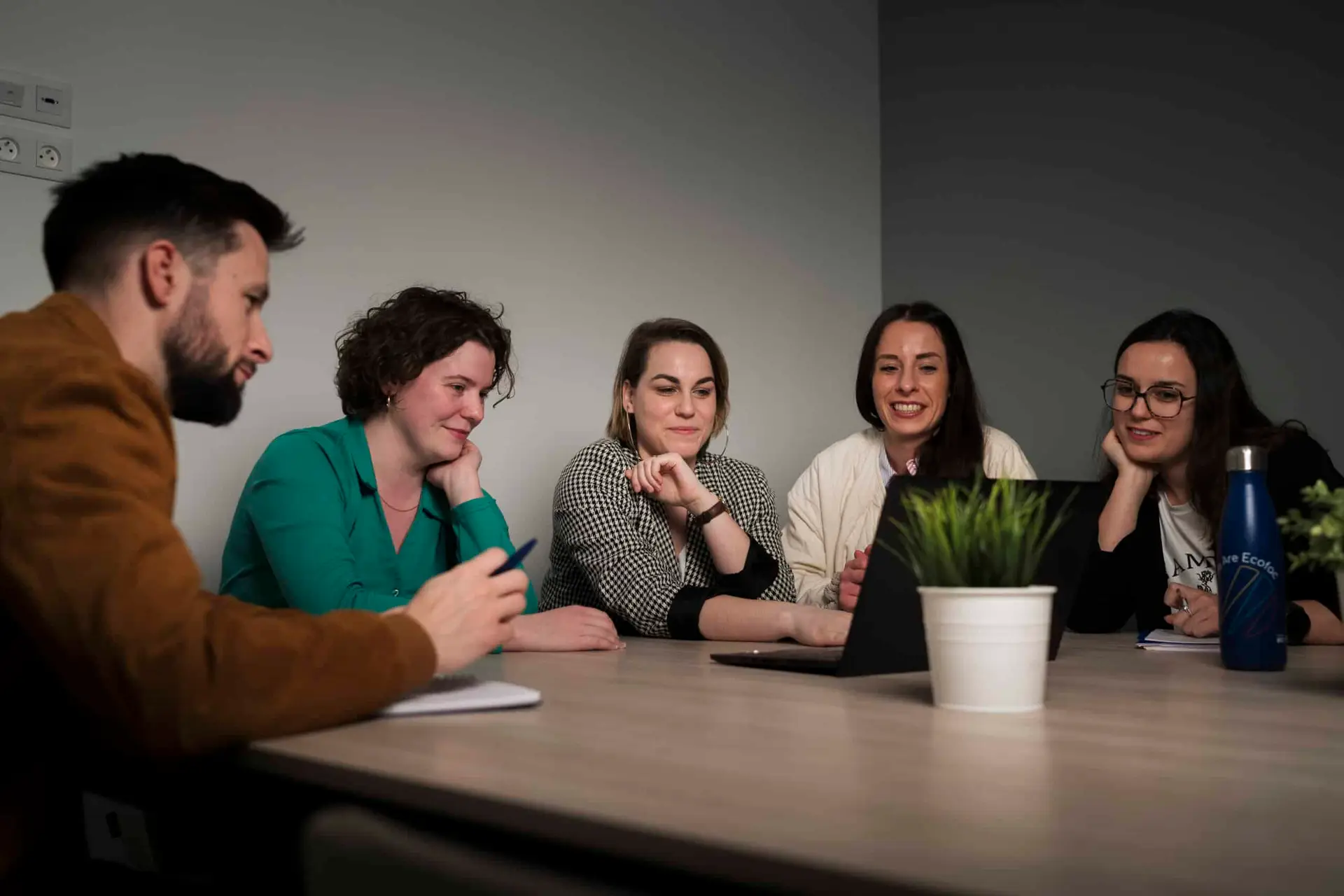 Photo OPCO Evolutiv, groupe de personne qui travaillent lors d'un réunion