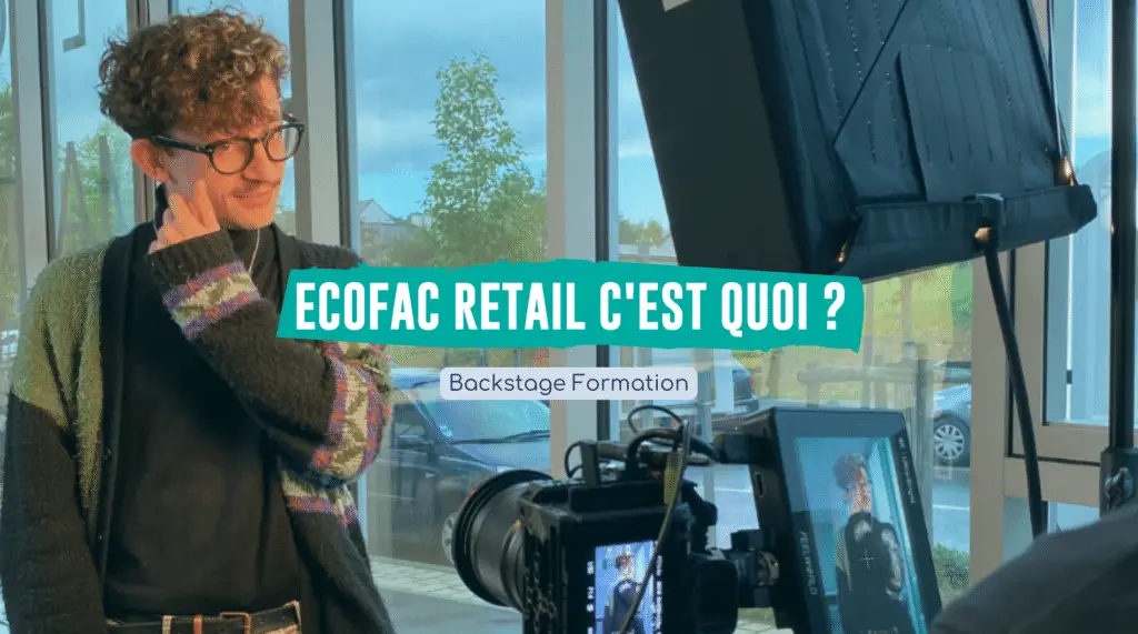 Photo d'un étudiant d'Ecofac devant une caméra en train de se faire filmer avec en superposition une inscription : "Ecofac Retail c'est quoi ?" et "Backstage Formation"