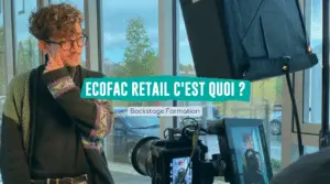 Photo d'un étudiant d'Ecofac devant une caméra en train de se faire filmer avec en superposition une inscription : "Ecofac Retail c'est quoi ?" et "Backstage Formation"