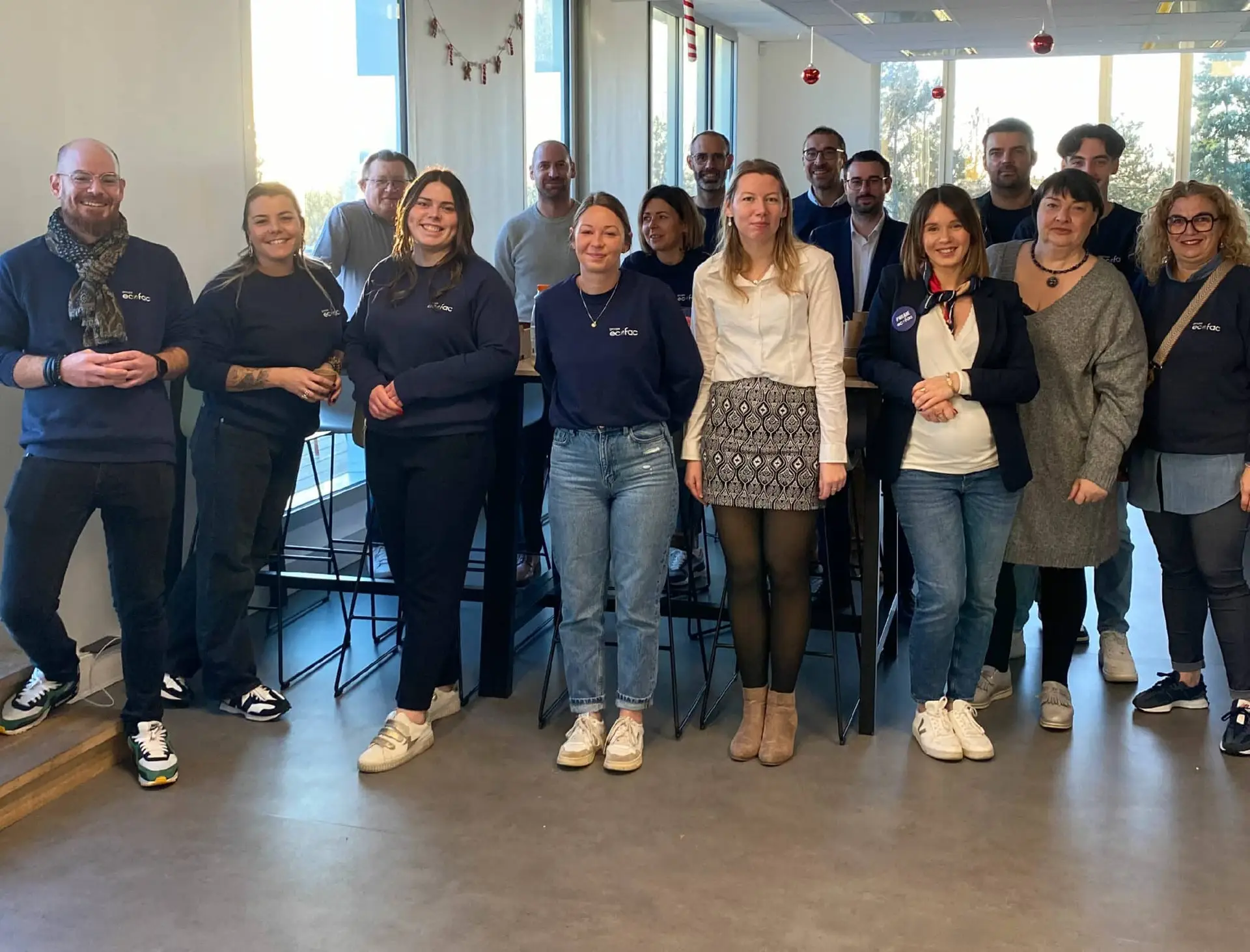 Photot de groupe de l'équipe Ecofac prête à accueillir les candidats lors des journées portes ouvertes du campus de Rennes.