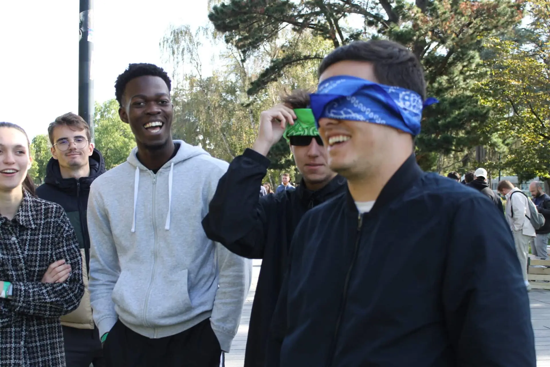Étudiants d'Ecofac avec les yeux bandés lors d'une animation durant leur journée d'intégration.