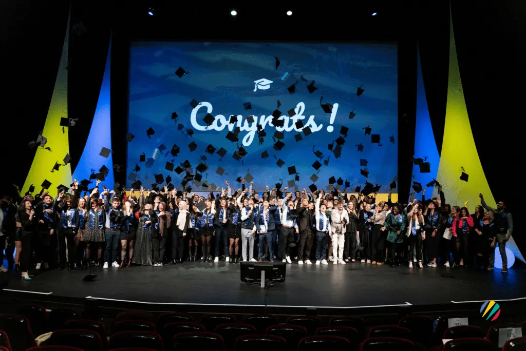 Lancée de toques par tous les diplômés sur la scène lors de la remise de diplômes.