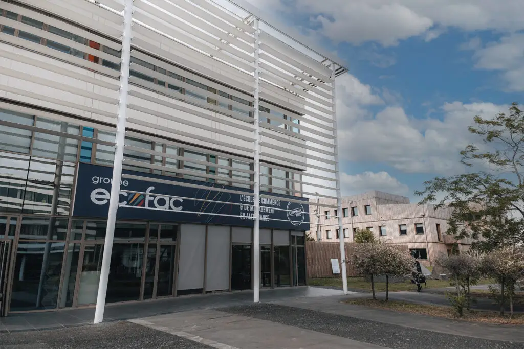 Façade du campus Ecofac de Caen