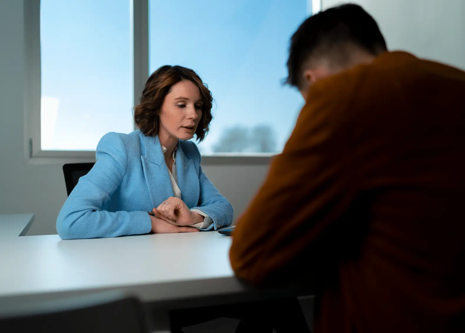 Photo d'un salarié en formation professionnelle avec une formatrice