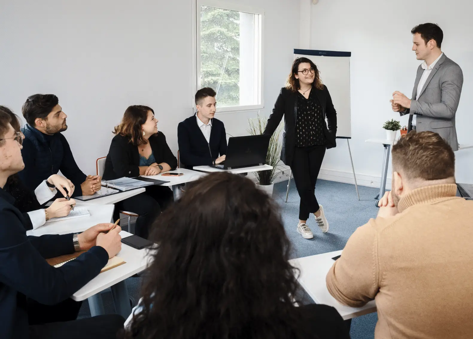 Photo d'un formateur faisant son cours devant une classe