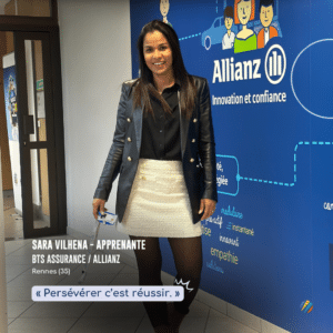 Sara Vilhena étudainte en bts assurance chez allianz devant un kakemono