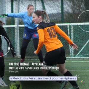 Calypso Thomas étudiante en mastère à Laval lors d'un match de foot
