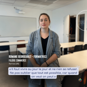 Romane Georgeault formatrice au campus ecofac de rennes pose dans sa salle de classe