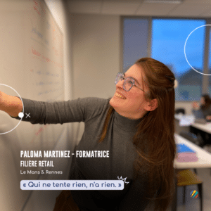Paloma Martinez formatrice pour la filière retail au campus ecofac de rennes efface le tableau lors d'un tournage dans sa classe