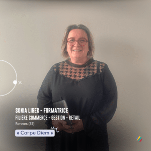 Sonia Liger, formatrice pour la filière commerce au campus ecofac rennes pose dans les couloirs du campus