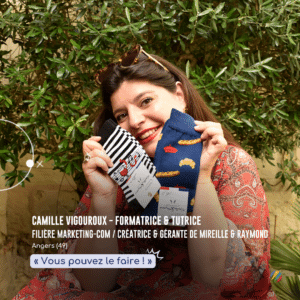 Camille Vigouroux, tutrice d'une étudiante à ecofac Angers, créatrice de mode pose avec les chaussettes de sa marque