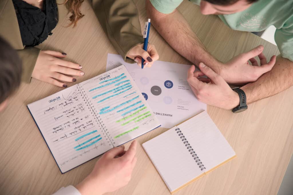 un groupe d'étudiants travaille