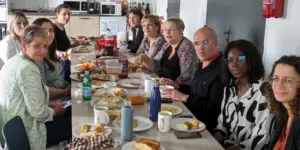 salariés Ecofac le Mans qui posent à table lors du repas d'entreprise