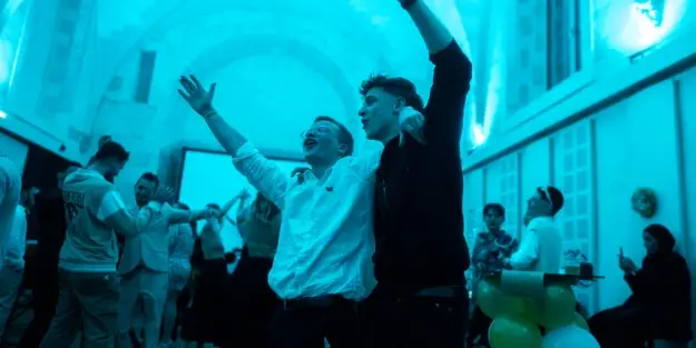 deux étudiants Ecofac chantent et dansent lors du gala de fin d'année du campus Ecofac Le Mans