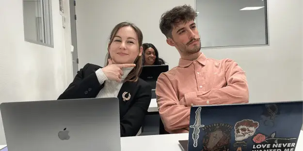 deux jeune étudiant, acteur de la mini série Com Eddie qui posent lors du tournage