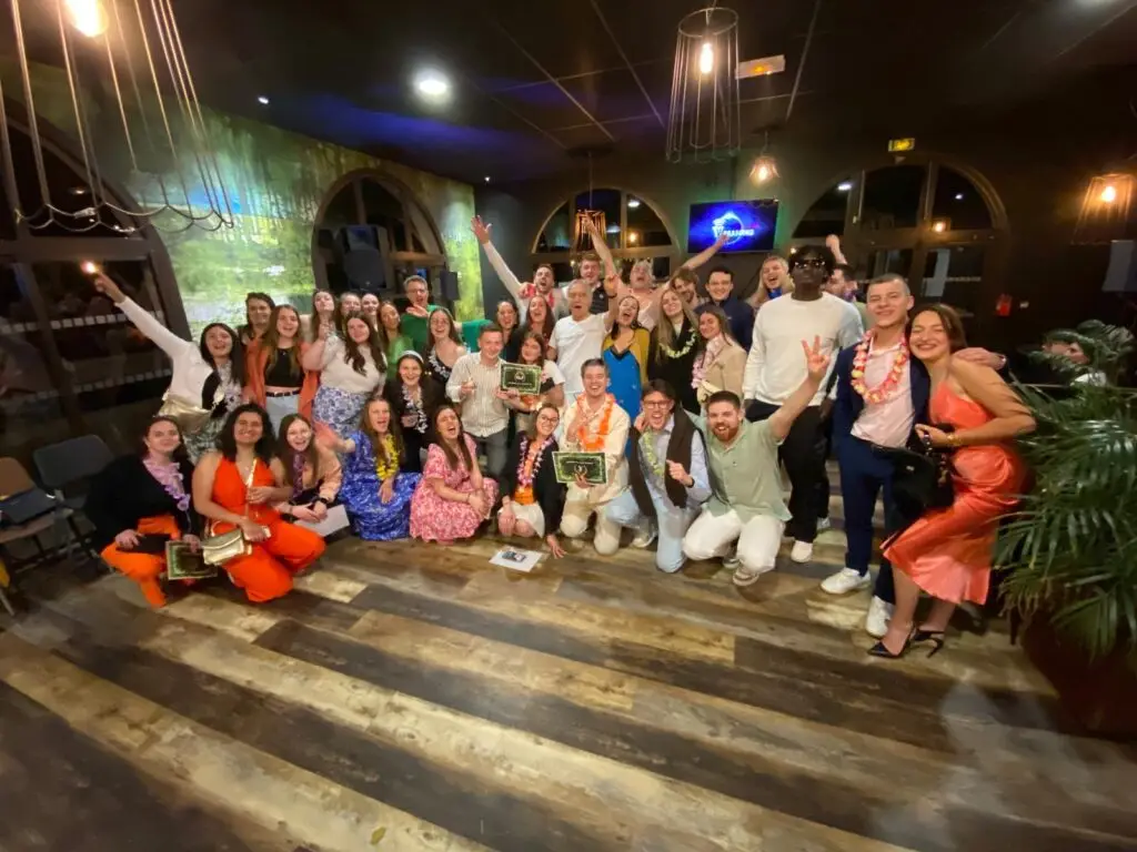 les étudiants Ecofac Laval posent en groupe lors de la soirée de gala du campus Ecofac