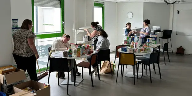 Apprenant Ecofac Retail en train d'installer les étagères du magasin pédagogique