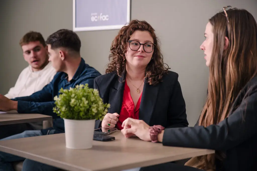 VIGNETTE – MAS RH Photo de deux groupes de deux étudiants discutant dans le campus Ecofac Rennes
