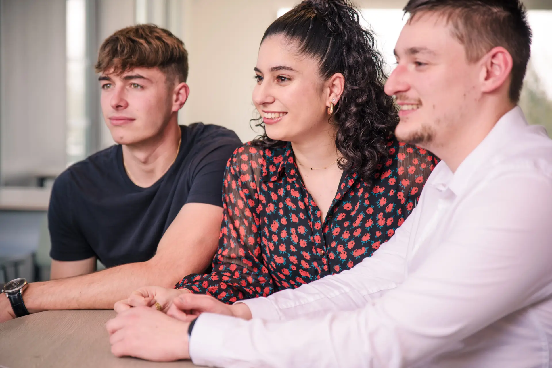 3 étudiant Ecofac Business School qui échange autour d'une table
