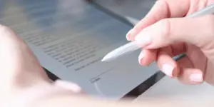 gros plan sur une tablette avec un stylet en train de signer un document