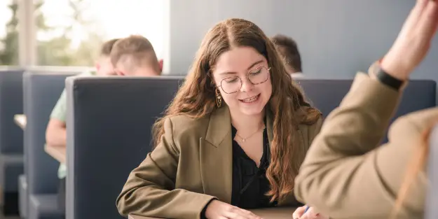étudiante Ecofac Business School qui travaille dans la cafétariat