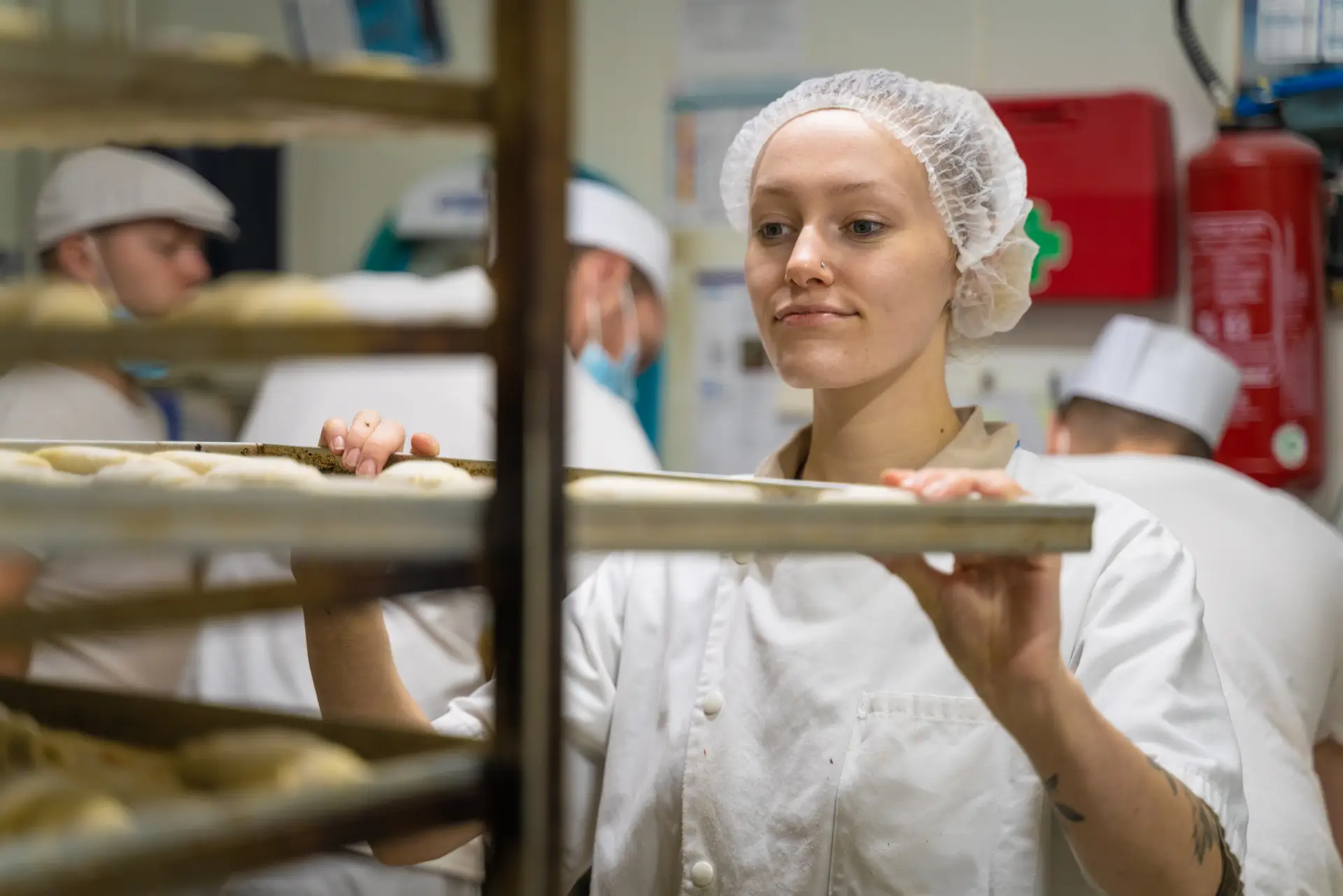 Apprenante Ecofac Retail travaillant en boulangerie dans la grande distribution