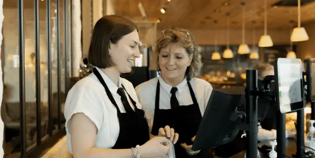 apprenante Ecofac Retail accompagnée par sa tutrice en entreprise gère la caisse d'une boulangerie