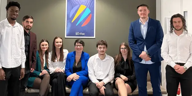 Groupe d'étudiant en bachelor management commerce retail posent avec Peggy, responsable pédagogique, à la suite du Business game sur le campus Ecofac Rennes