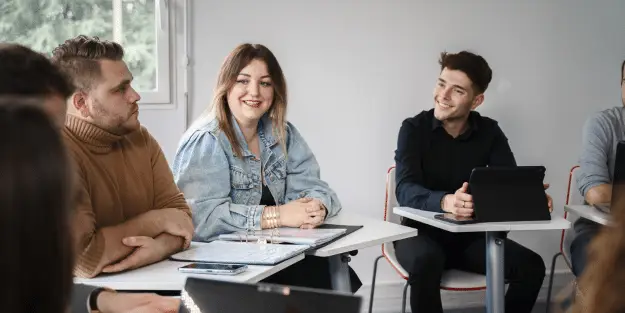 groupe d'apprenantes Ecofac Academy qui échangent sur leurs projets lors d'un cours