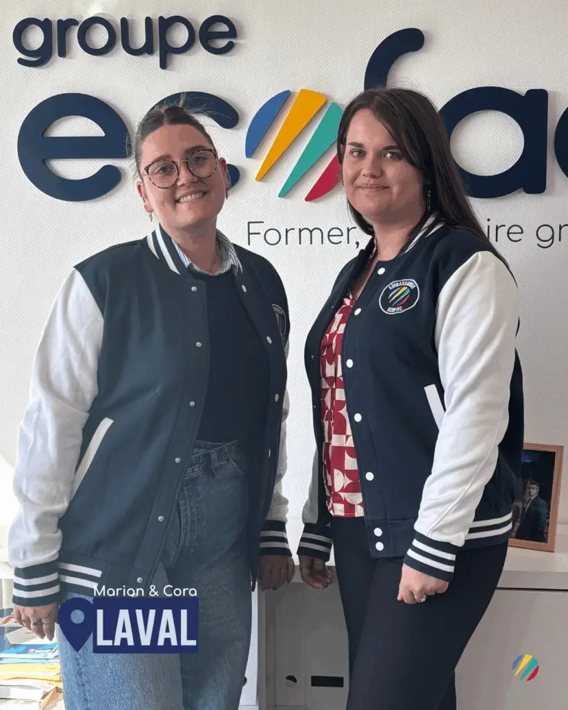 Ambassadrice Laval qui posent avec le teddy Ecofac Ambassadeur