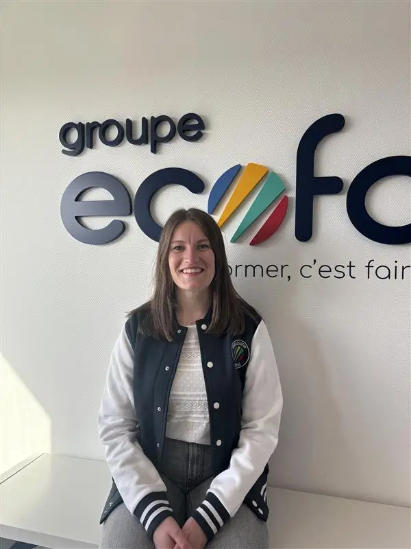 Amabassadrice ecofac laval qui pose avec le teddy des ambassadeurs