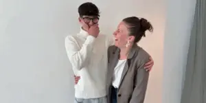 deux étudiants du campus de Laval, un frère et une soeur, rigolent ensemble.